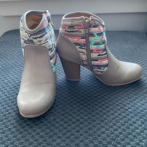 Qupid Women’s Ankle Taupe Booties Size 6